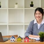 bat-dong-san-confident-real-estate-sitting-in-office-and-smilin-utc-banner-0024