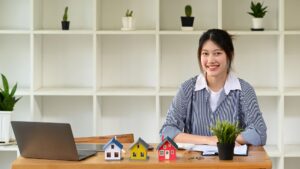 bat-dong-san-confident-real-estate-sitting-in-office-and-smilin-utc-banner-0024