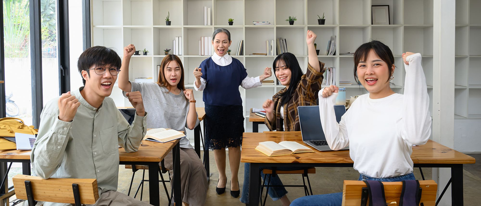 giao-duc-happy-university-students-and-mature-professor-cel-utc-hero-0092